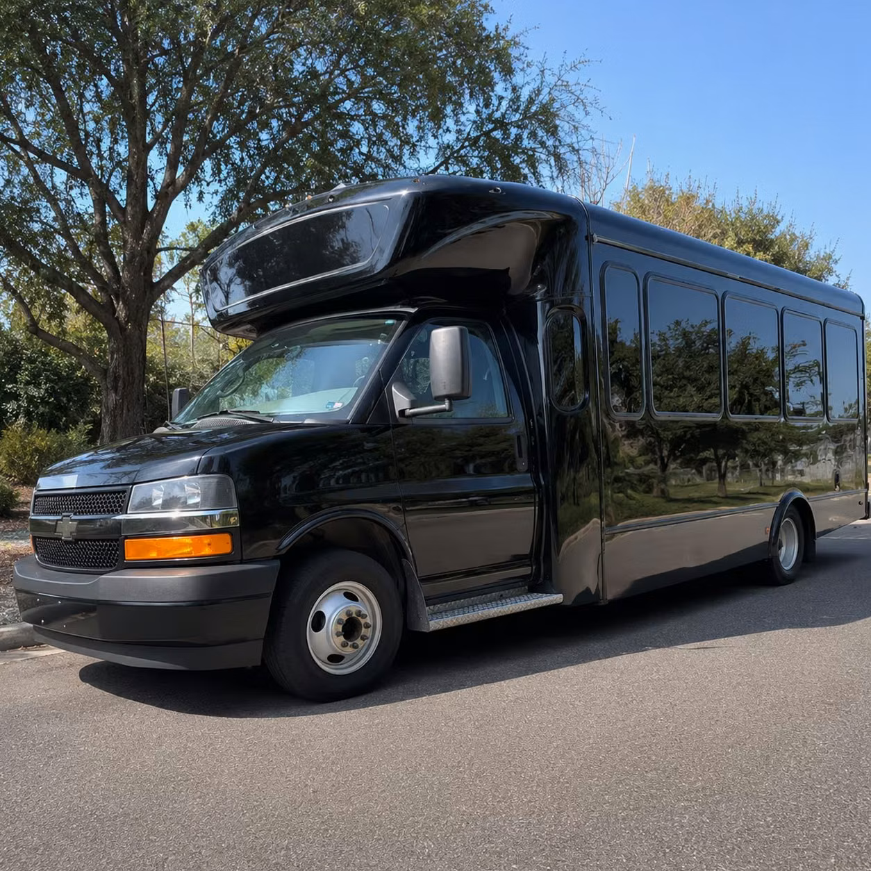 lincoln prom party buses with the amenities your group will love